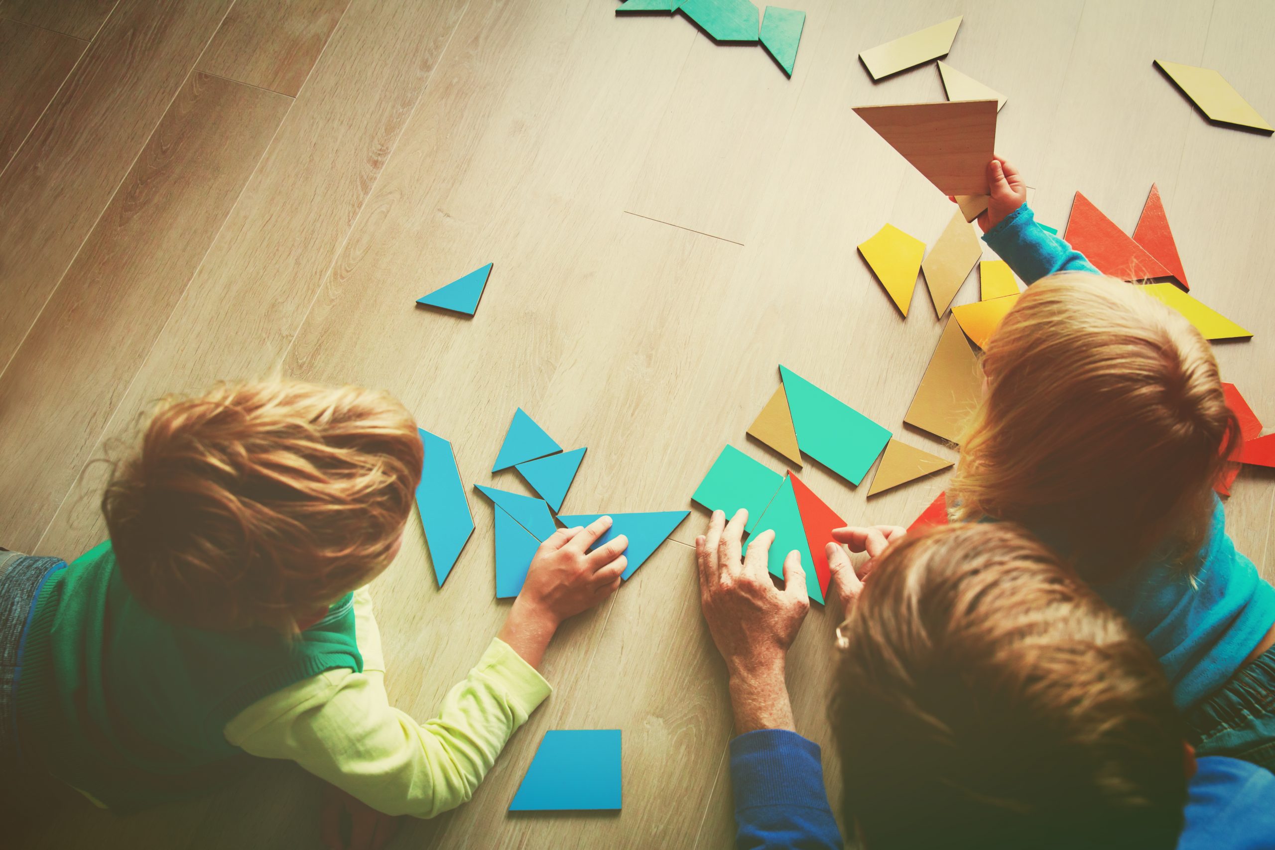 Read more about the article כלים יצירתיים ושימוש במשחקים לפיתוח מרחב הביניים והקשר הבין אישי בין הורים וילדים